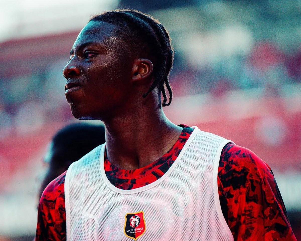 记者：曼联考虑加大对雷恩前锋梅特的追求力度